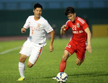 Công Vinh (28) thi đấu năng nổ... (ảnh: Anh Hải)