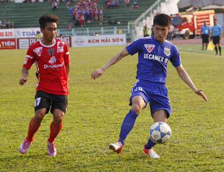 B.Bình Dương ngã ngựa ở sân Long An là bất ngờ chấn động tại vòng 7 (ảnh: Trọng Vũ)