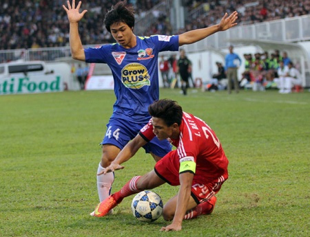 Công Phượng càng nổi tiếng bên ngoài sân bóng thì càng tầm thường về chuyên môn