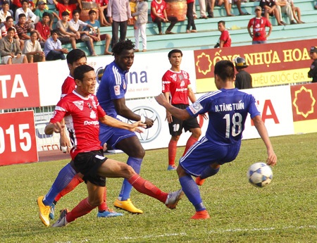 ĐT Long An (áo đỏ) liệu có duy trì được chuỗi trận bất bại? (ảnh: Trọng Vũ)