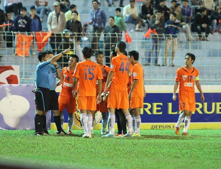 Vòng 7 V-League 2015: Lại “nóng” công tác trọng tài