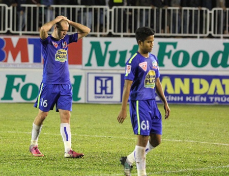 Trung vệ Cosmi (trái) khó có cơ hội ra sân ở trận đấu với Cần Thơ