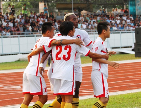 Niềm vui của Hải Phòng sau bàn mở tỷ số (ảnh: Kim Điền)