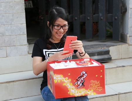 Cảm xúc vỡ oà khi nhận quà