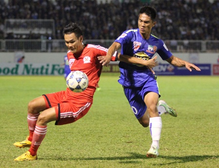 Than Quảng Ninh (áo đỏ) được bầu là đội bóng hay nhất tháng 1