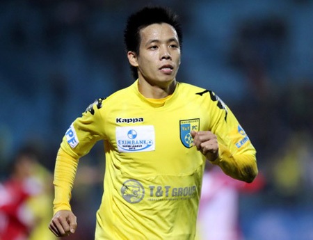 Văn Quyết lập cú đúp bàn thắng ở vòng 6