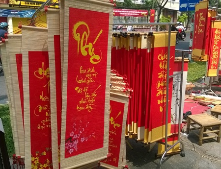 Phố ông đồ thời @ - 1 Câu đối đỏ là một trong những phần bắt mắt nhất trên phố ông đồ Sài Gòn