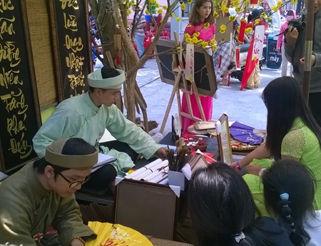 Phố ông đồ thời @ - 2 Rất đông người đến xin chữ những ông đồ trẻ ở Nhà Văn hóa Thanh Niên