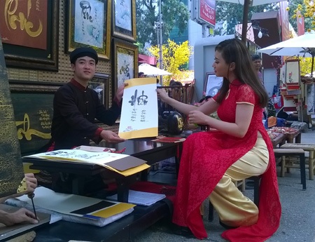 Phố ông đồ thời @ - 3 Ngoài viết chữ, các ông đồ @ còn trổ tài vẽ tranh