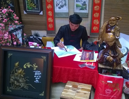 Phố ông đồ thời @ - 4 Ngoài viết chữ, các ông đồ @ còn trổ tài vẽ tranh