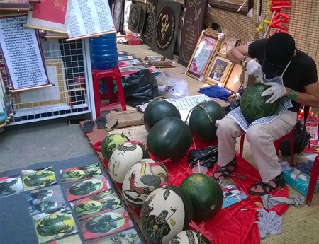 Phố ông đồ thời @ - 8 Khắc chữ, khắc hình trên dưa hấu (400.000 đồng/lần khắc/quả).