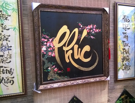 Phố ông đồ thời @ - 12 Chữ Phúc được khắc thẳng vào khung gỗ có giá lên đến 7 triệu đồng.