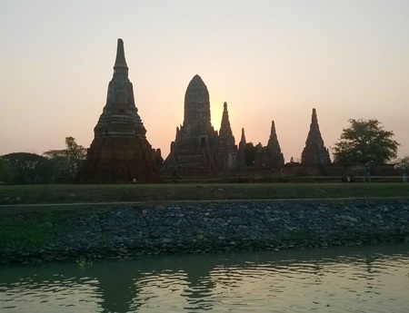 Chùa Chaiwatthanaram huyền ảo trong ánh hoàng hôn