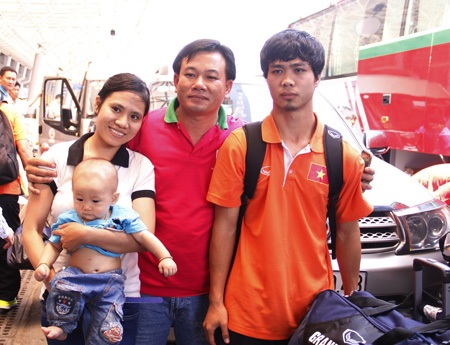 Công Phượng vẫn là cầu thủ được các fan xin chụp ảnh nhiều nhất