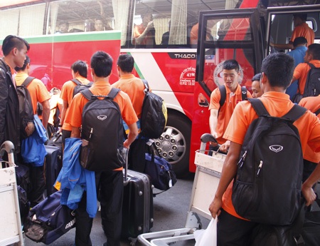 Toàn đội nhanh chóng ra xe về khách sạn, chuẩn bị cho buổi tạp chiều