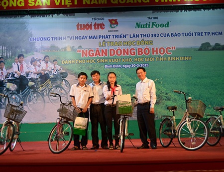 Học trò nghèo Bình Định đón nhận 400 triệu đồng cùng 200 chiếc xe đạp - 2 Chương trình trao 200 suất học bổng cho học sinh nghèo vượt khó Bình Định