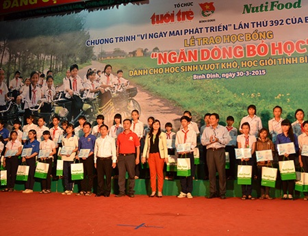 Chương trình trao 200 suất học bổng cho học sinh nghèo vượt khó Bình Định