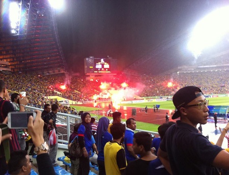 Quang cảnh hỗn loạn trên sân Shah Alam đêm 8/12 năm ngoái (ảnh: Trọng Vũ)