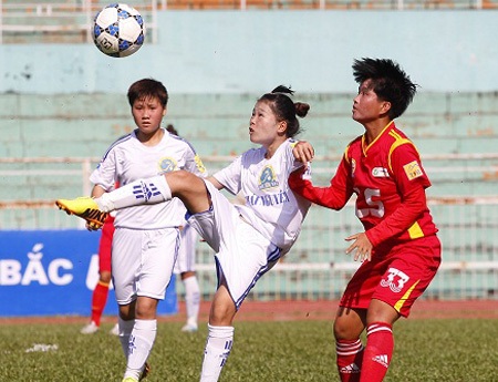 Thái Nguyên (áo trắng) cũng có chiến thắng trong ngày khai mạc (ảnh: Trọng Vũ)