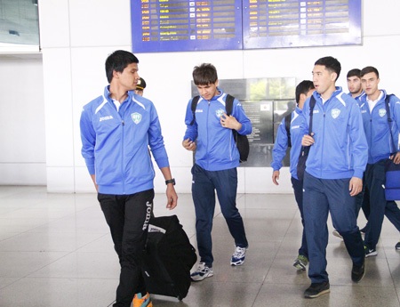 Đội tuyển Olympic Uzbekistan có mặt tại sân bay Tân Sơn Nhất chiều nay (ảnh: Trọng Vũ)