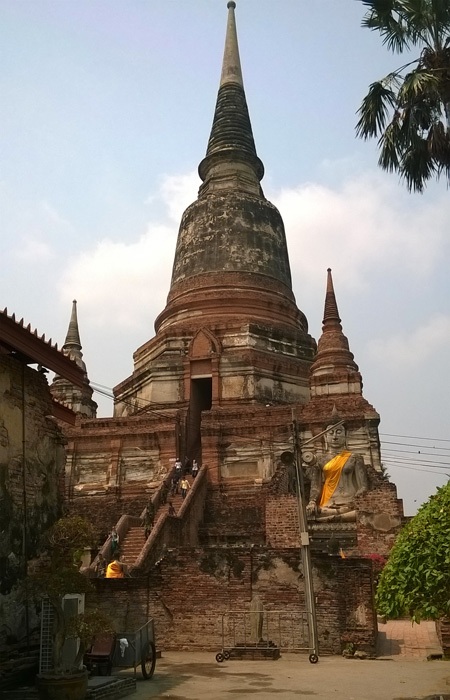 Du thuyền trên sông là một hoạt động du lịch thu hút ở cố đô Ayutthaya