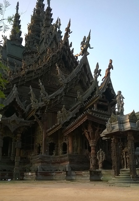 Đền Chân Lý cao khoảng 105m...