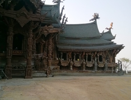 ... đền có 4 mặt, mỗi mặt rộng đúng 100m, được làm hoàn toàn bằng gỗ