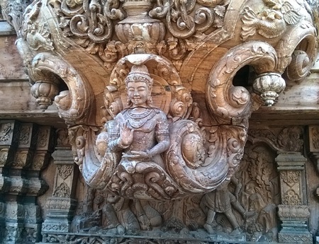 Các công nhân chạm khắc theo phương pháp thủ công, trước khi những mảnh gỗ được ghép vào nhau