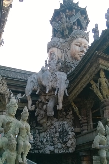 ... nhưng góc khác lại là sự mô phỏng theo phong cách văn hóa Angkor từ Campuchia