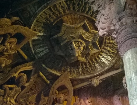 Các công nhân chạm khắc theo phương pháp thủ công, trước khi những mảnh gỗ được ghép vào nhau