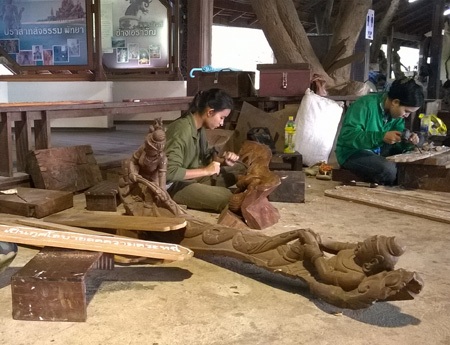 Các công nhân chạm khắc theo phương pháp thủ công, trước khi những mảnh gỗ được ghép vào nhau