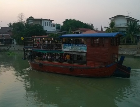 Du thuyền trên sông là một hoạt động du lịch thu hút ở cố đô Ayutthaya