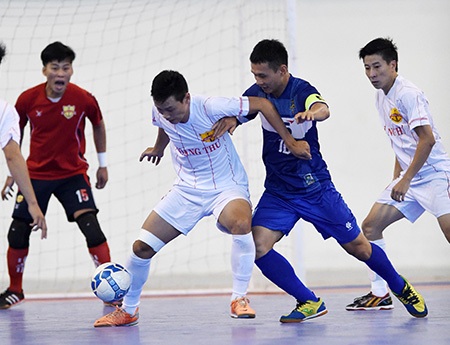 Thái Sơn Nam (áo xanh) vẫn tỏ ra quá mạnh so với Hoàng Thư Đà Nẵng (ảnh: Quang Thắng)