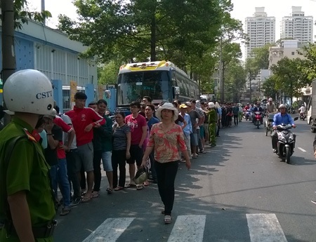 Hàng dài người xếp hàng rồng rắn trước sân Thống Nhất, chờ đến lượt mua vé