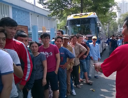 Hàng dài người xếp hàng rồng rắn trước sân Thống Nhất, chờ đến lượt mua vé