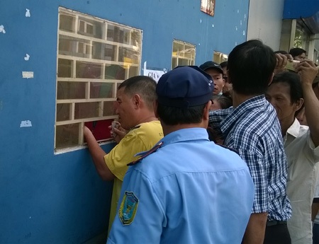 Để đến lượt quầy vé là cả một kỳ công