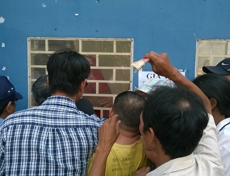 Thậm chí, lúc cao điểm, cảnh xô đẩy diễn ra ngay trước quầy vé