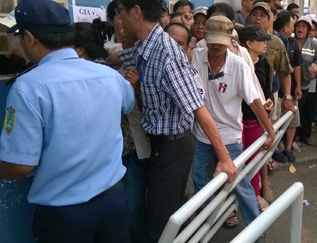 Người ta sẵn sàng xô đổ cả rào chắn để kiếm chiếc vé cho mình