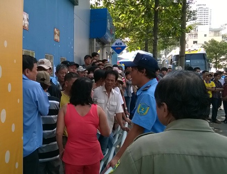 Người ta sẵn sàng xô đổ cả rào chắn để kiếm chiếc vé cho mình