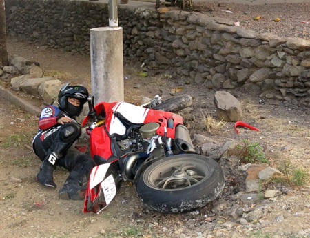 Thành viên đội mô tô bảo vệ đoàn đua xe đạp nữ quốc tế Bình Dương tử nạn