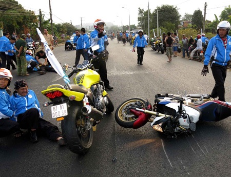 Anh Thạch (thứ 2 từ trái sang) bị ngã gãy chân