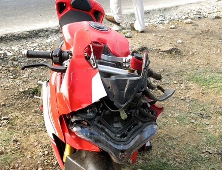Chiếc xe Ducati cũng bị nát phần đầu