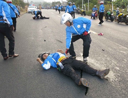 Anh Lìn Mã Sáng nằm bất động trên đường sau cú va chạm, sau đó anh Sáng tử nạn trong bệnh viện