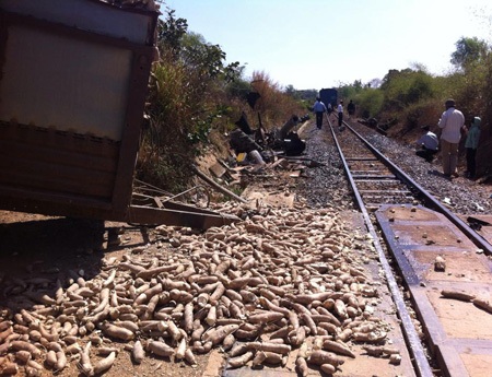 Vụ tai nạn làm tê liệt đường sắt Bắc - Nam: Do xe công nông vượt đèn đỏ