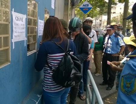 Không có quá đông người đến mua vé sáng nay