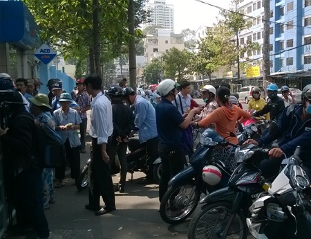 Người mua không đông, nhưng dân phe vé vẫn hoạt động mạnh, ngay trước các cừa 3 phòng vé