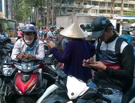 Họ chào mời những người ngại tìm chỗ giữ xe để xếp hàng mua vé