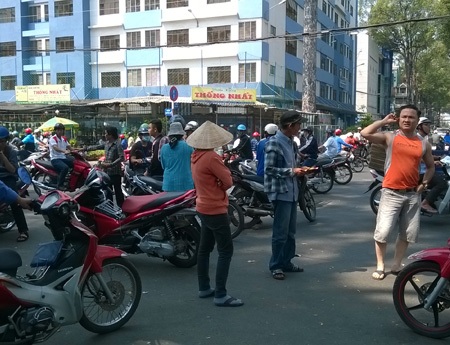 Chào mời khách qua đường