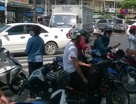 Thậm chí, dân phe còn có vé trước khi các quầy vé chính thức mở bán