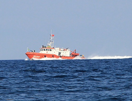 ... và tàu Biên Phòng Phú Quý đang làm nhiệm vụ (ảnh: Trọng Vũ)